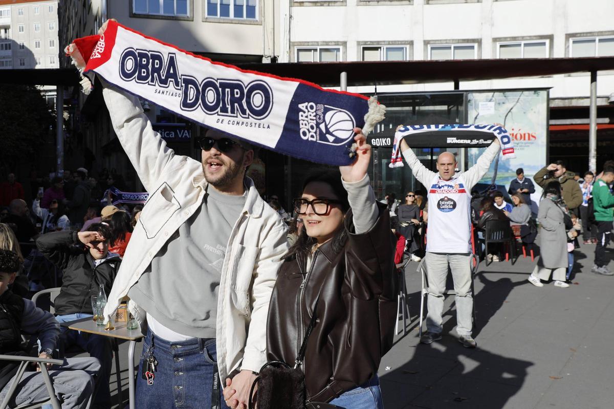 Los aficionados del Obradoiro disfrutan del derbi con el Leyma en la pantalla instalada en la praza Roxa