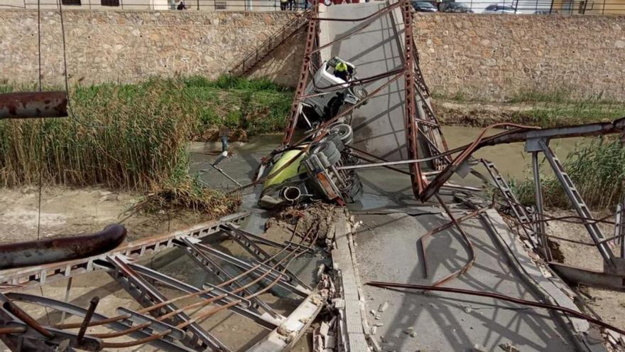 Un camión de gran tonelaje hundió el puente de El Raal en marzo de 2021.  | L.O.