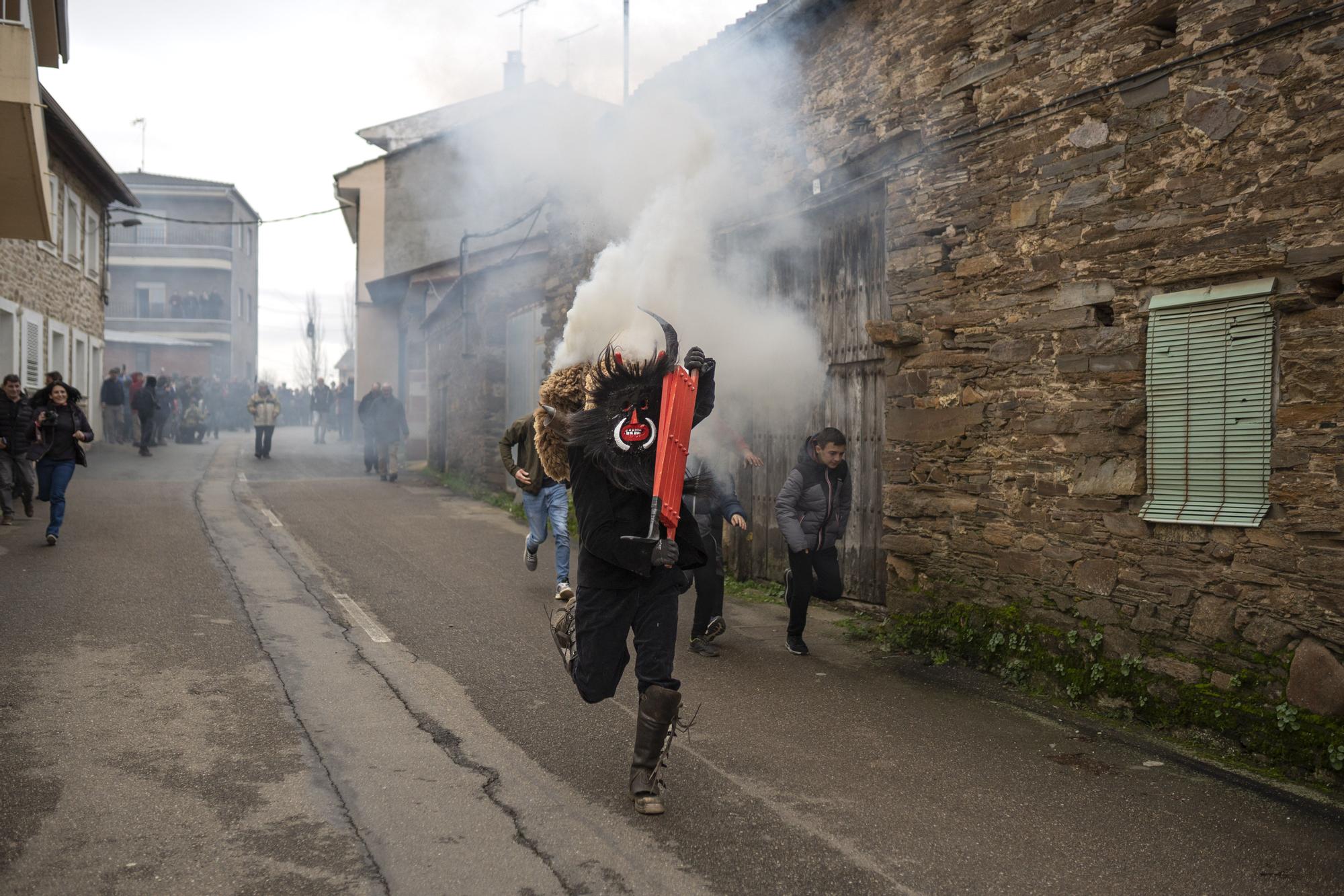 GALERÍA |  Los Carochos recorren las calles de Riofrío de Aliste