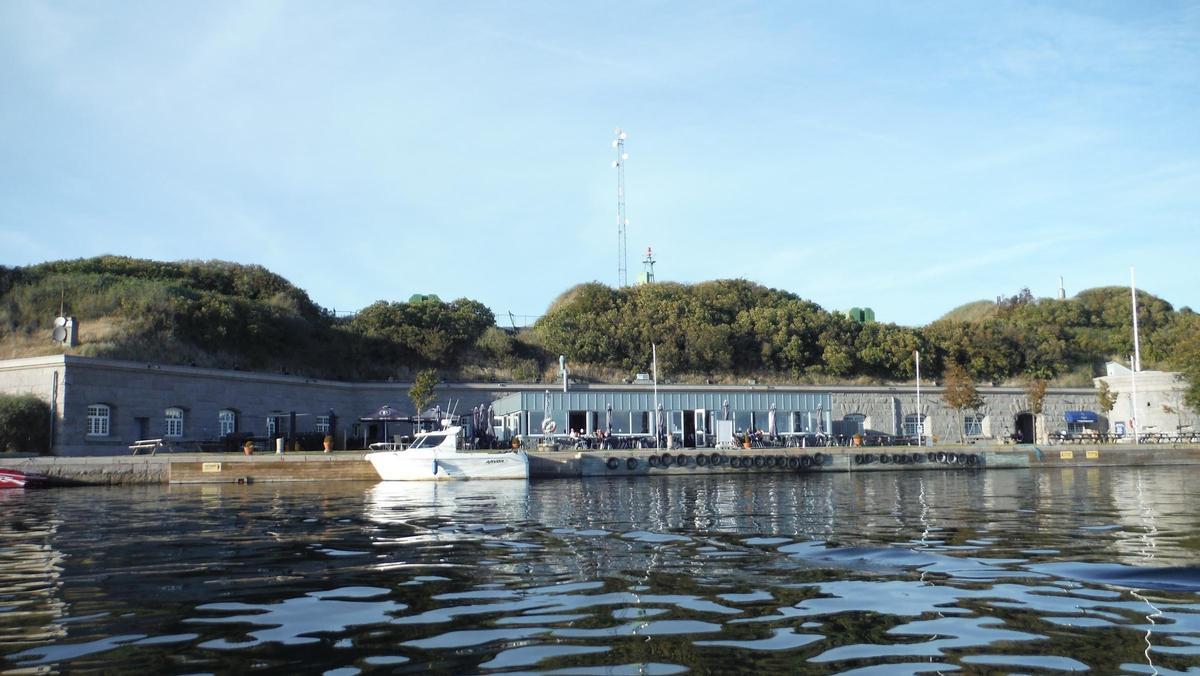 Vista desde el mar de la isla de Flakfortet.