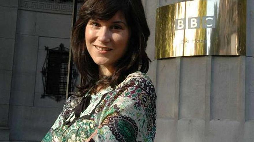 Inma Gil, ante la sede del Servicio Mundial de la BBC en Londres. / la opinión