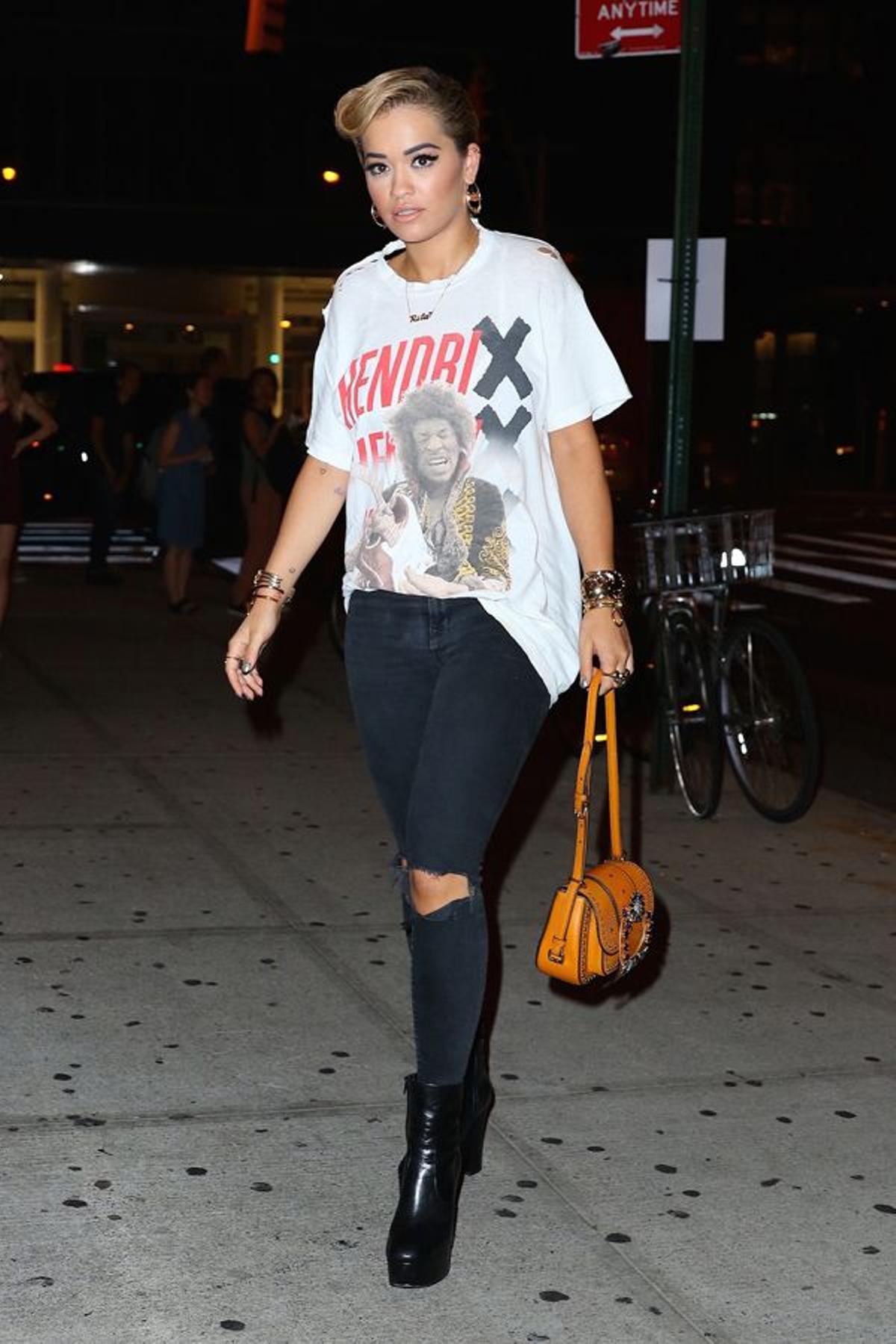 El verano de Rita Ora: jeans rotos + camiseta oversize