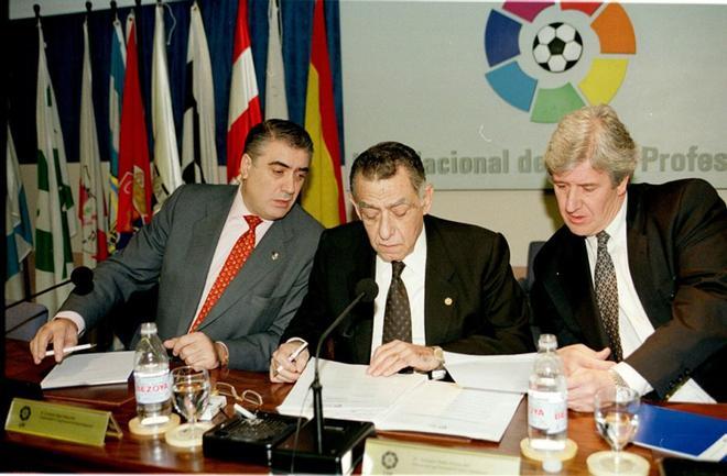 Lorenzo Sanz, presidente del Real Madrid, Antonio Baró y Pedro Tomás presidente y secretario general de la Liga de Fútbol Profesional en una reunión de la LFP.