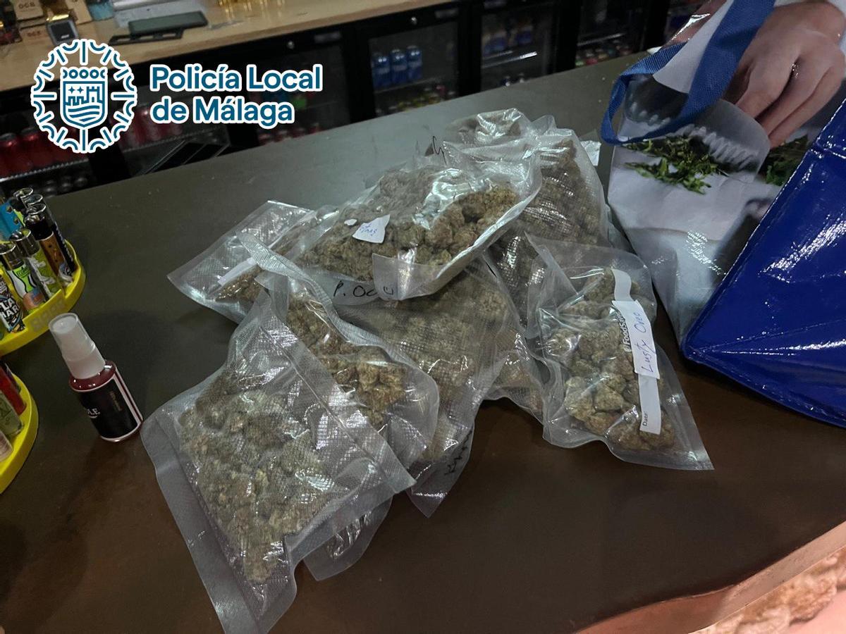 Parte de la droga intervenida.