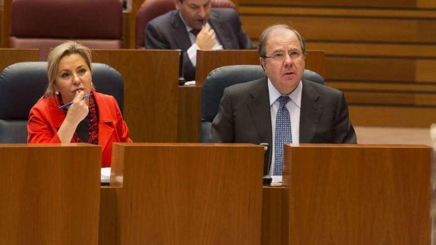 La vicepresidenta, Rosa Valdeón, y el presidente Herrera, durante el pleno de las Cortes de la pasada semana.