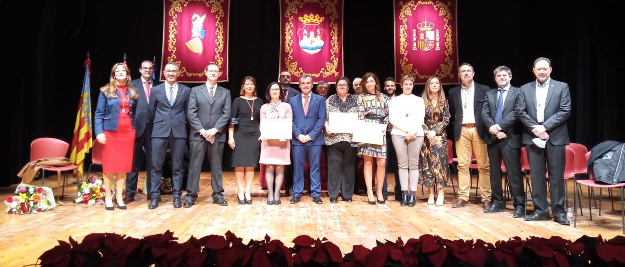 Los galardonados con los concejales y el alcalde de Aspe en la ceremonia celebrada en el Teatro Wagner.