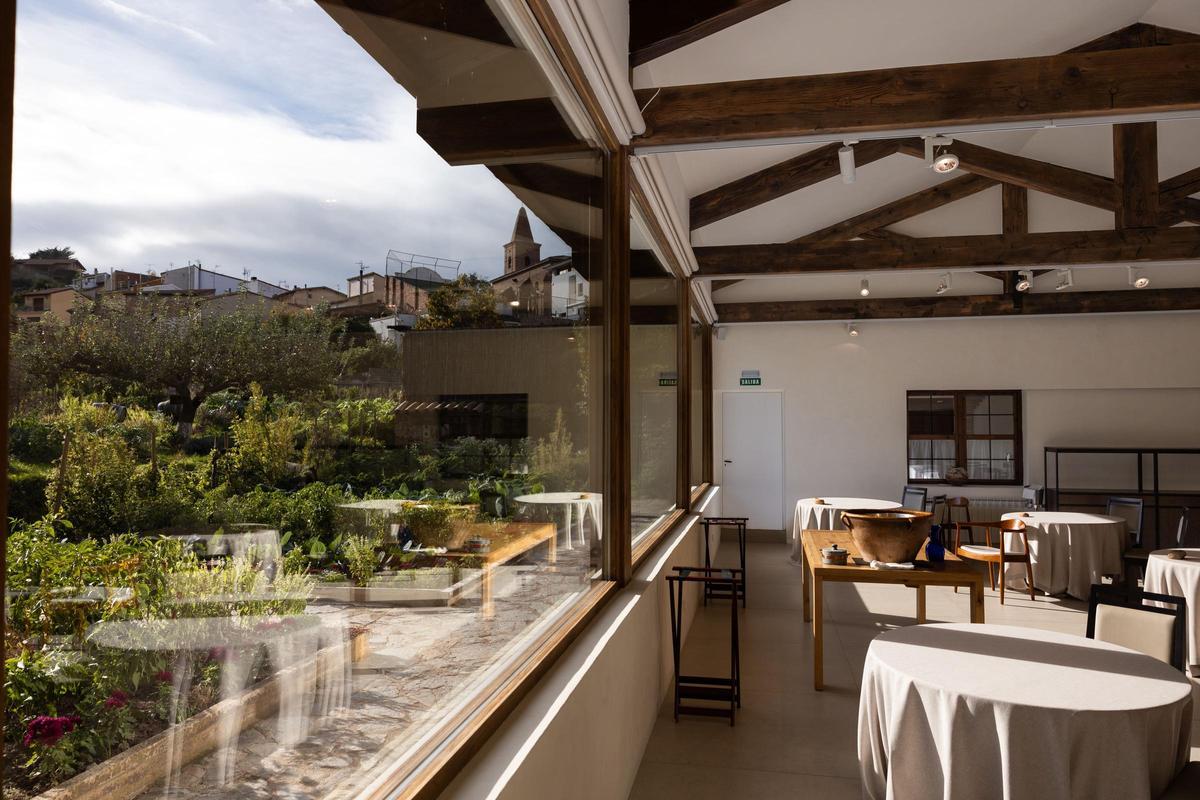 Vista de la huerta y la sala del restaurante Venta Moncalvillo, en Daroca de Rioja.