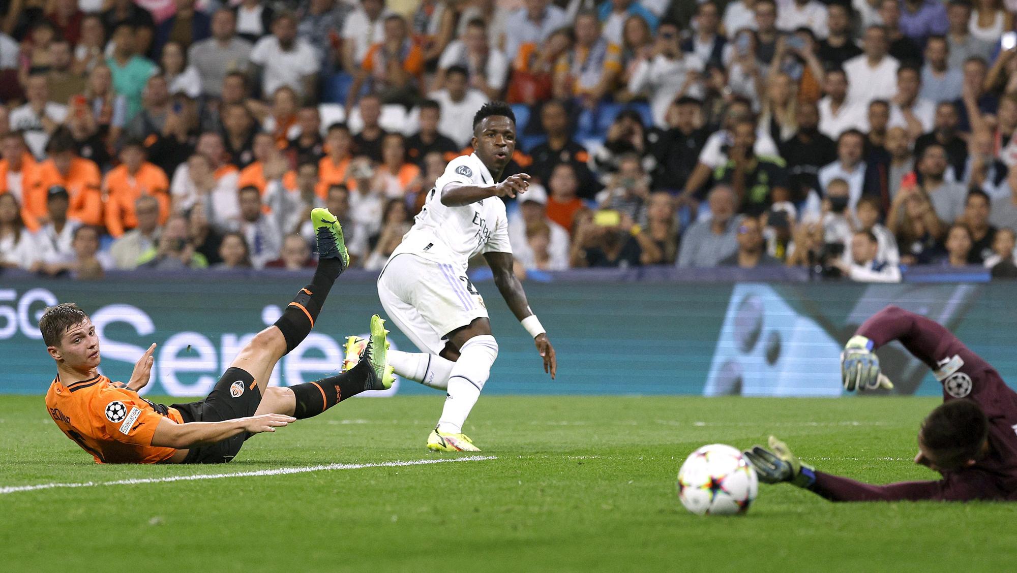 Vinicius remata a puerta en un ataque ante el Shakhtar en el Bernabéu.