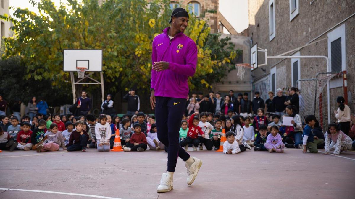 Rashford, el regalo anticipado de Navidad de varias escuelas de Barcelona