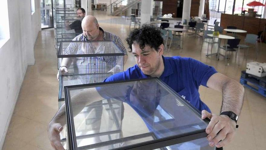 Miguel Martínez, Manuel García y Óscar García, colocando ayer las vitrinas para la exposición de &quot;Juego de tronos&quot; en el ferial de Santullano.