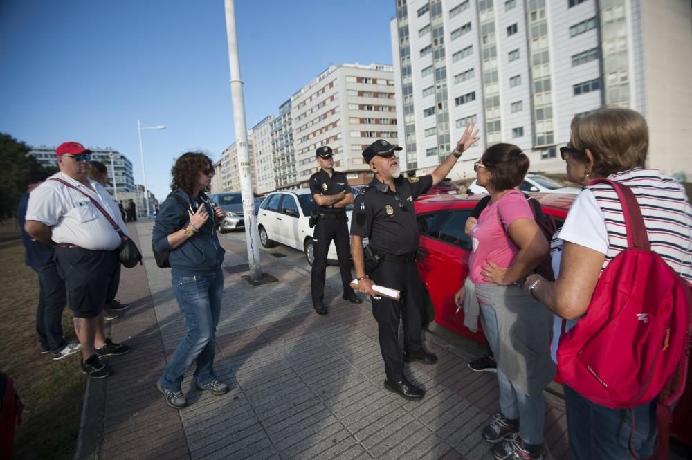 Agentes del Cuerpo Nacional de Policía, miembros de Protección Civil y voluntarios efectuan una batida por la zona de Eirís para intentar localizar restos de José Luis Fernández Ibáñez.