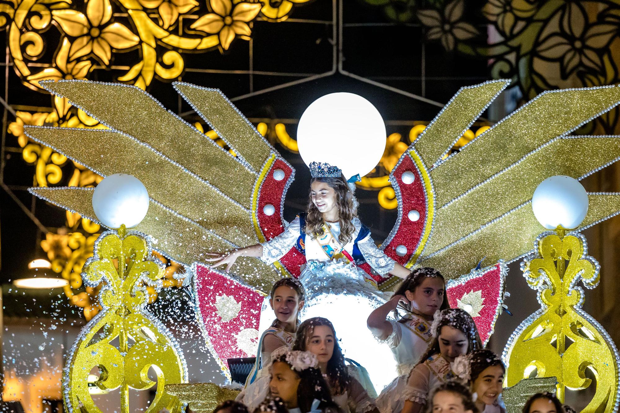 El desfile de carrozas y  el castillo de fuegos artificiales cierran las Fiestas de Benidorm