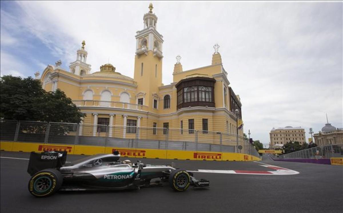 Hamilton el más rápido en Baku