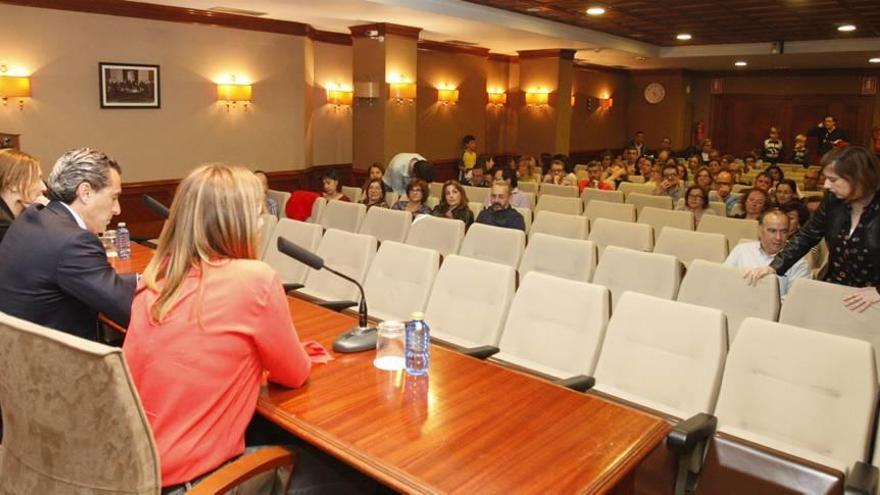 Más de un centenar de médicos se reunieron ayer en la sede del Colegio deMédicos de la Región para concretar acciones legales.