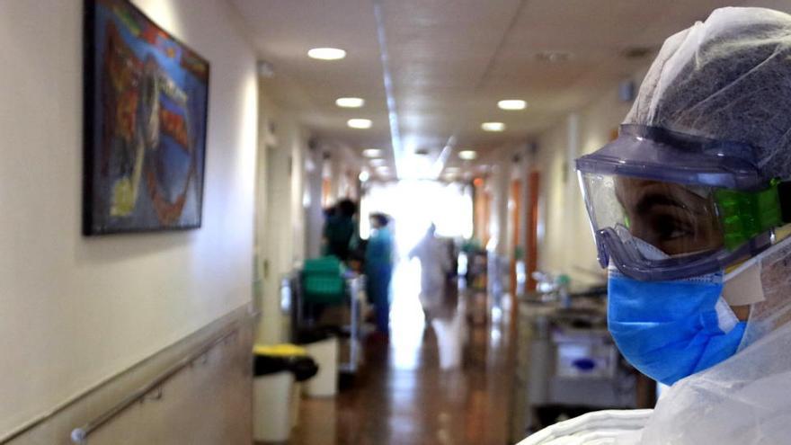 Primer pla d&#039;una professional sanitària de l&#039;Hospital del Mar amb ulleres i mascaretes per protegir-se del coronavirus