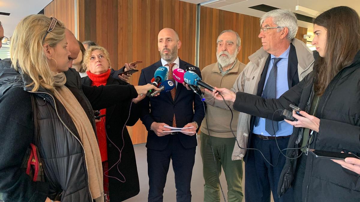 Eduardo Lucena y Francisco del Río atienden a los medios en la Biblioteca Grupo Cántico.