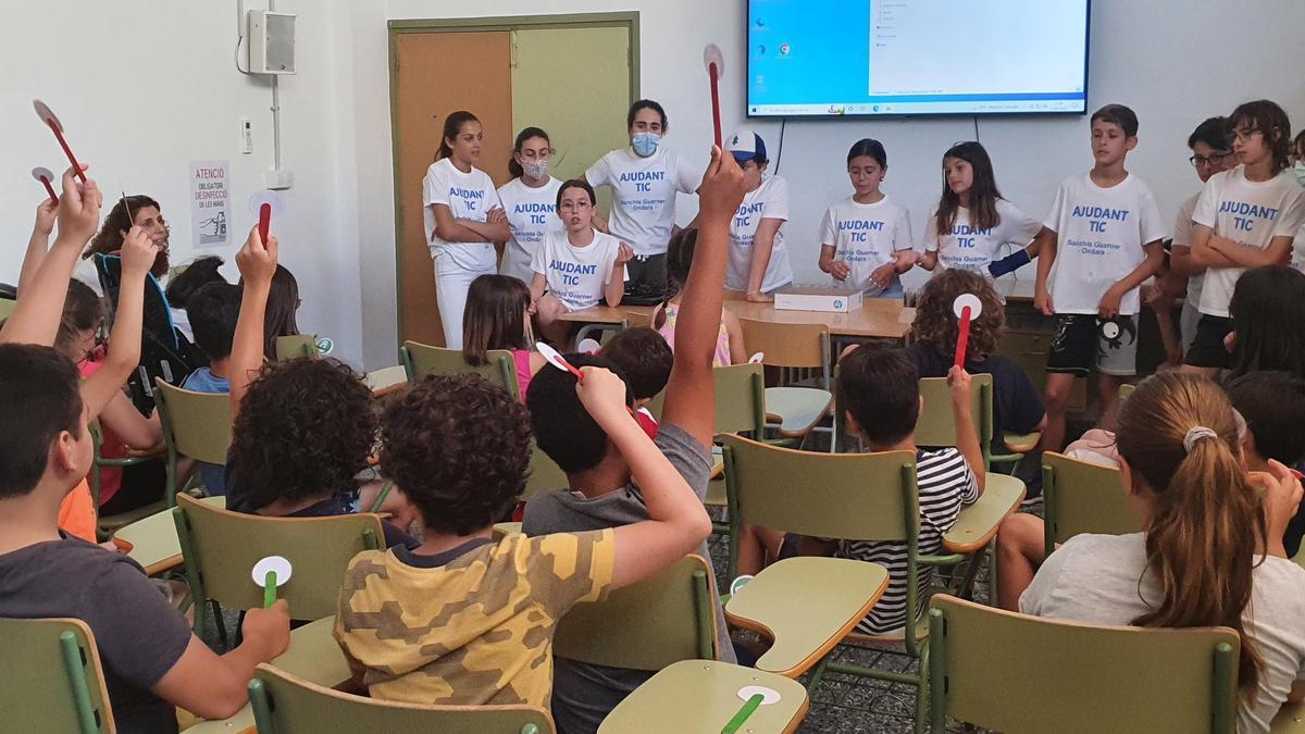 El alumnado de sexto de Primaria da una charla a sus compañeros menores en el CEIP Sanchis Guarner de Ondara sobre el uso del móvil.