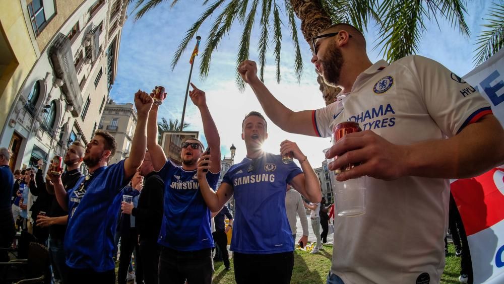 Los aficionados ingleses del Chelsea aprovechan su