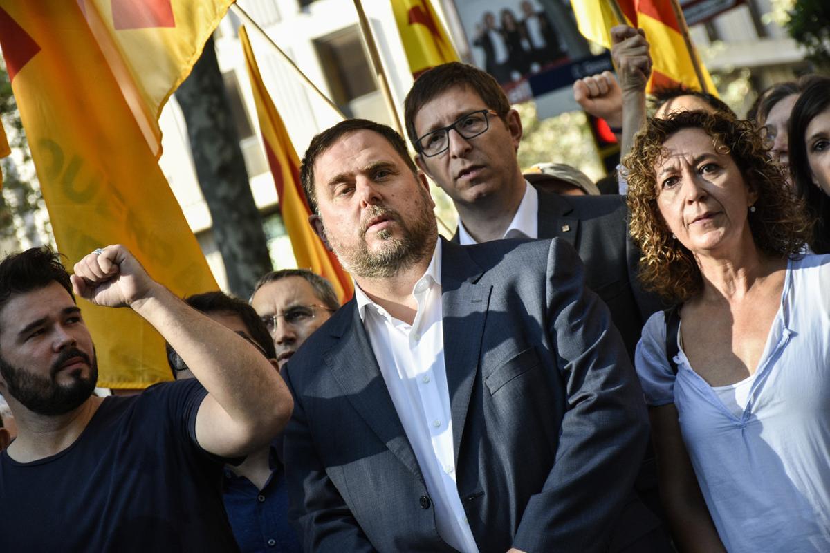 La entrega floral de ERC, liderada por Oriol Junqueras y Gabriel Rufián, puño en alto, ante el monumento de Rafael Casanova.