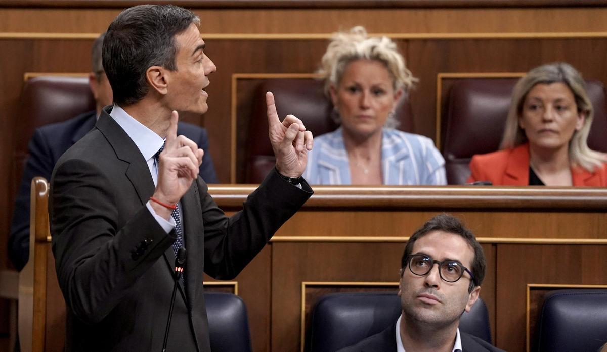Pedro Sánchez y Carlos Cuerpo. Sesión de control al Gobierno en el Congreso de los Diputados.