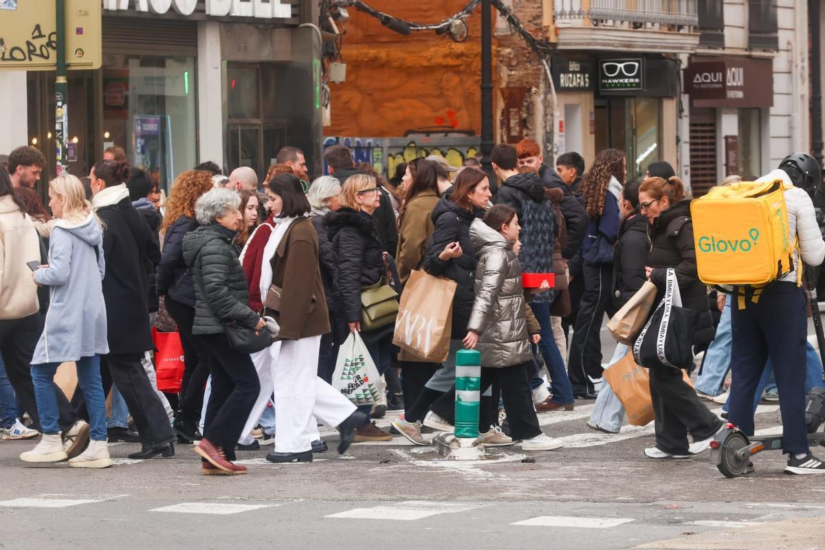 Calles abarrotadas en el centro de València para hacer las últimas compras de la Navidad