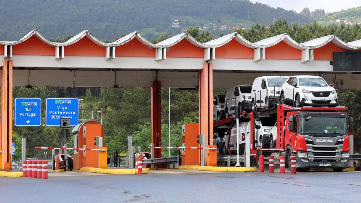 Un camión sale de un peaje de la AP-9, en una imagen de archivo.