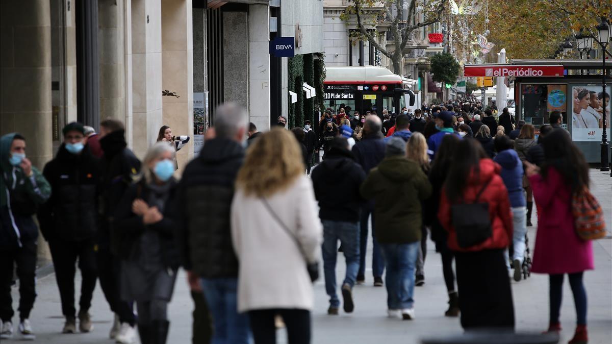 BARCELONA 07 12 2020 Barcelona Mucha gente en el centro por las compras navidenas En la foto el Passeig de Gracia FOTO de RICARD CUGAT BARCELONA 07 12 2020 Barcelona Mucha gente en el centro por las compras navidenas En la foto el Passeig de Gracia FOTO de RICARD CUGAT