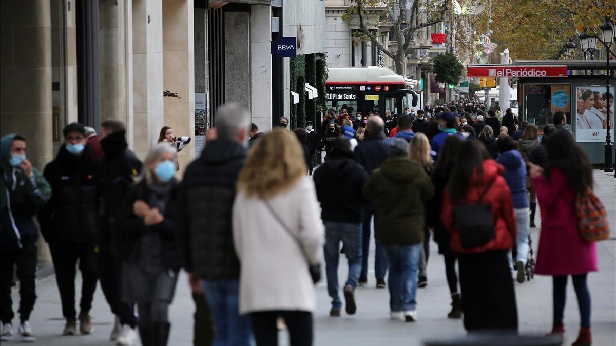 BARCELONA 07 12 2020 Barcelona Mucha gente en el centro por las compras navidenas  En la foto el Passeig de Gracia  FOTO de RICARD CUGAT