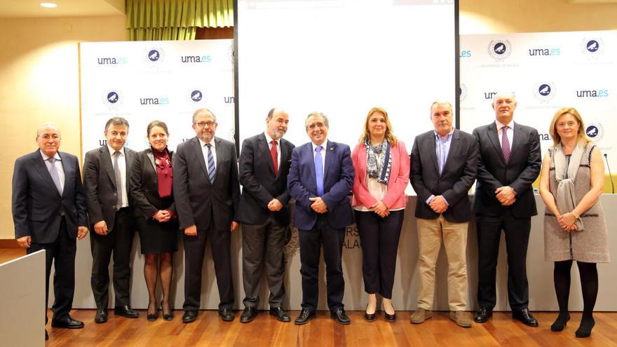 Foto de familia tras la presentación de la Cátedra.