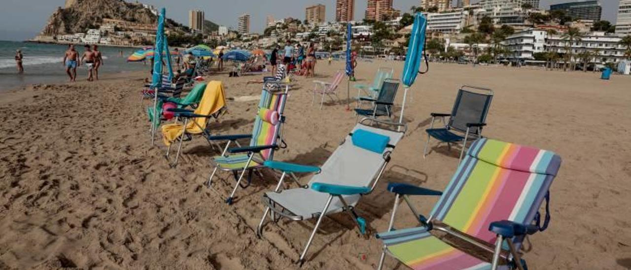 Hamacas y sombrillas «abandonadas» en primera línea de la playa de Poniente, en una imagen reciente.