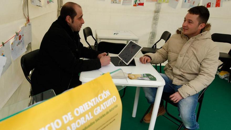 Pelayo Morán, vocal del Colegio, y Marcos Martínez, presidente, durante la jornada de asesoramiento laboral gratuito, en Oviedo