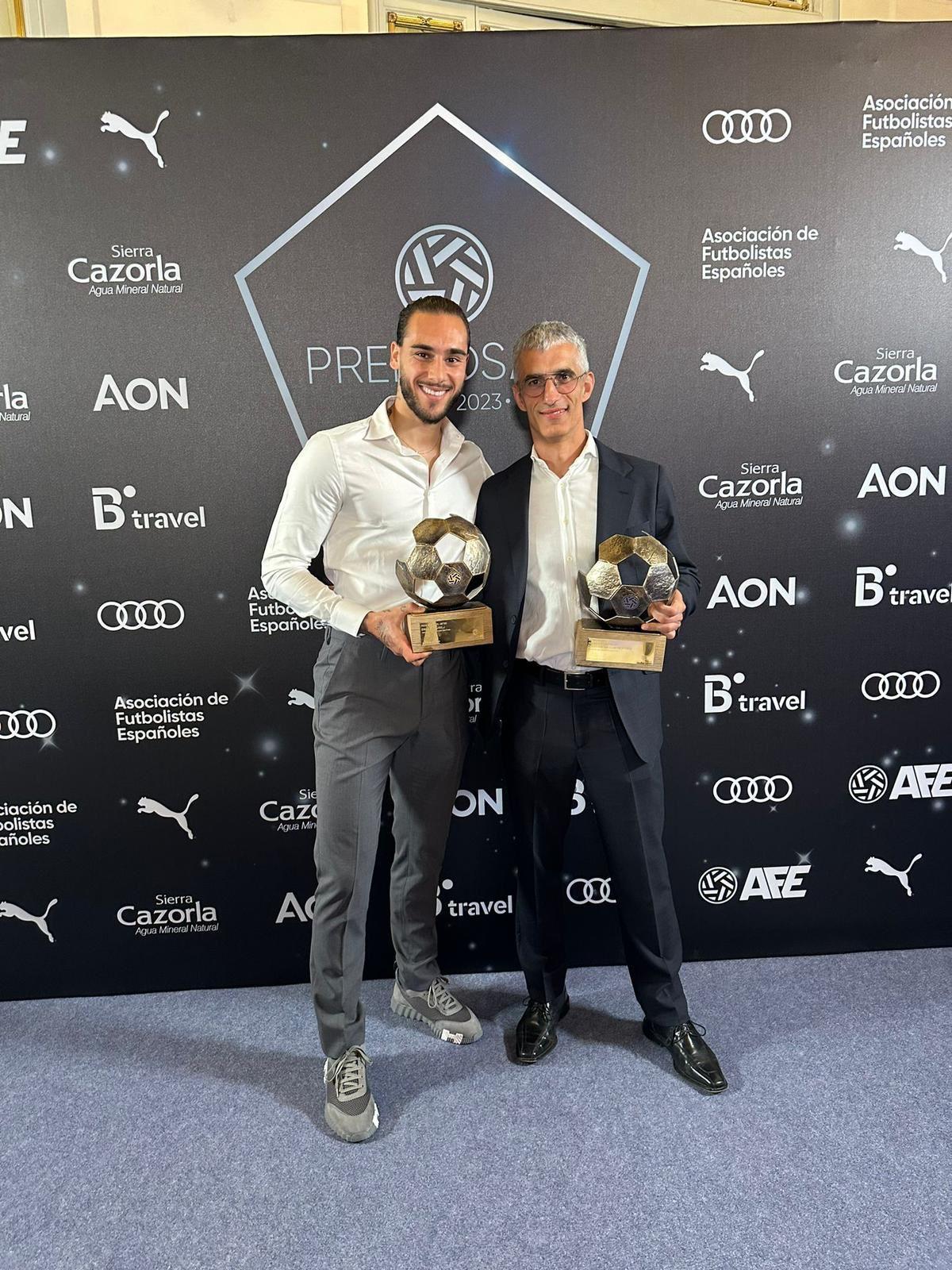 Gudelj y Bretones recogen el premio de la AFE en el Casino de Madrid.