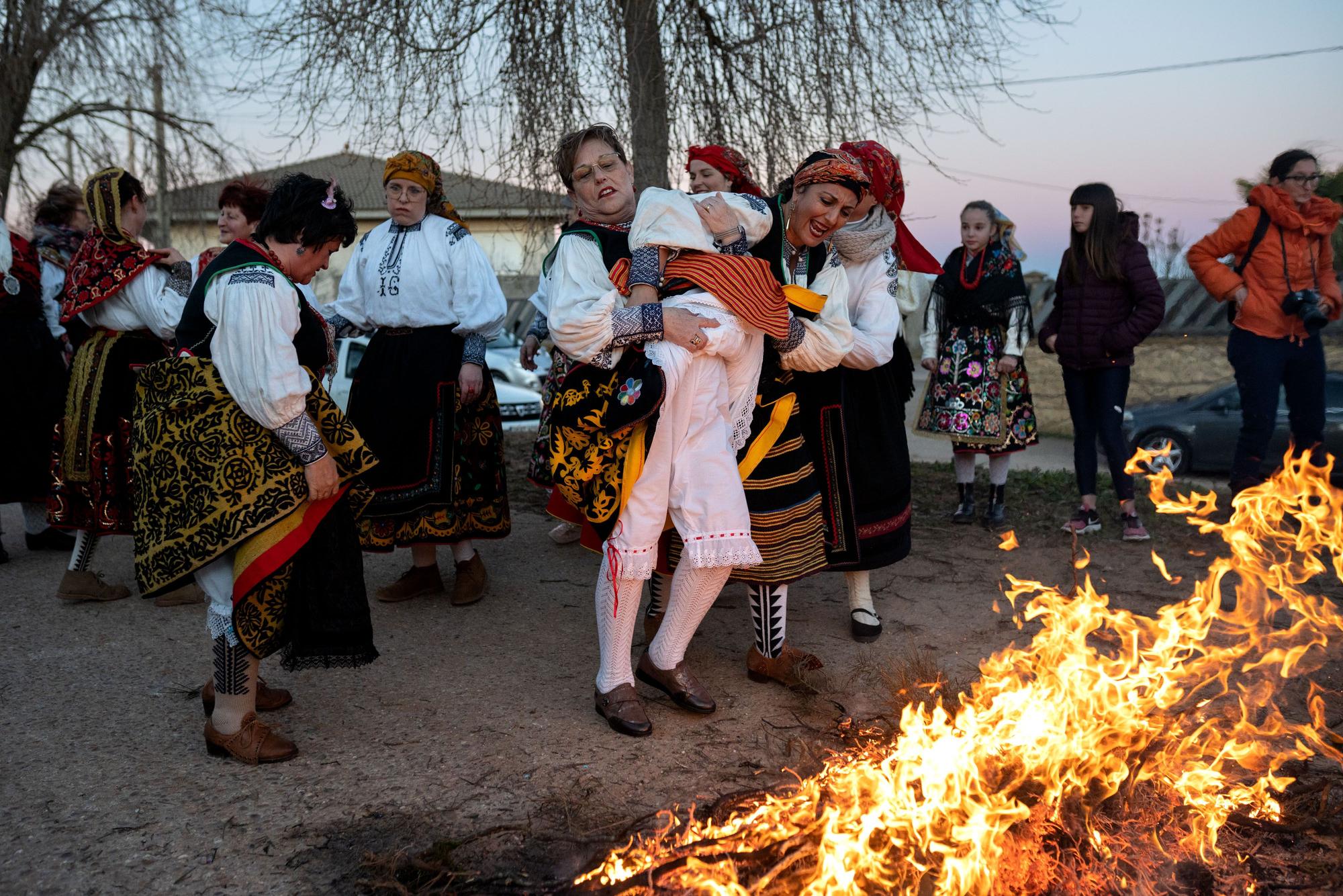 GALERÍA | El tradicional Salto del Piorno de las águedas de Andavías, en imágenes