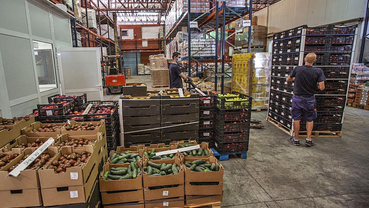 Los almacenes del Banco de Alimentos están estos días llenos. | ALEX DOMÍNGUEZ