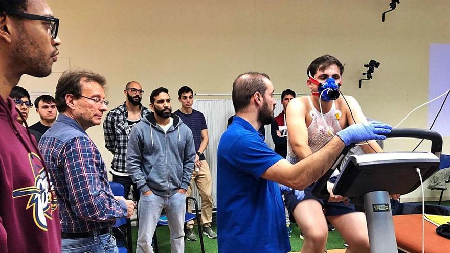 Estudiantes del Máster en &#039;High Performance Sport: Strength and Conditioning&#039; durante una evaluación cardiorrespiratoria con el profesor Calbet, catedrático en Fisiología del Ejercicio. Foto de archivo.