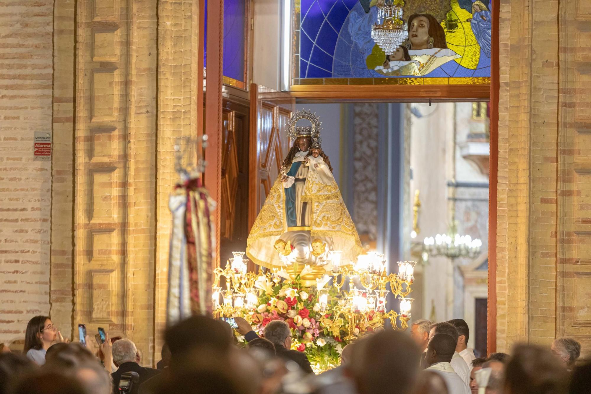 Cita fallera en la procesión de Xirivella