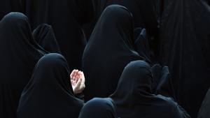 Mujeres iranís durante una oración en el santuario de Saleh, en Teherán (Irán).