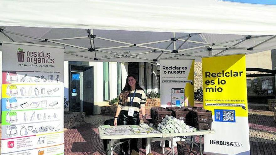 Un equipo de informadores ambientales realiza campañas a pie de calle para fomentar la recogida selectiva entre la ciudadanía.