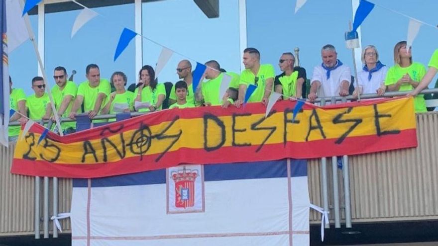 La peña Desfase de Utebo, en el balcón del ayuntamiento, con simbología neonazi.