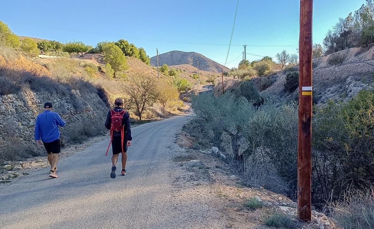 La práctica del senderismo en rutas homologadas garantiza la correcta señalización y seguridad del recorrido, y en Alicante puedes disfrutar de muchas de ellas.