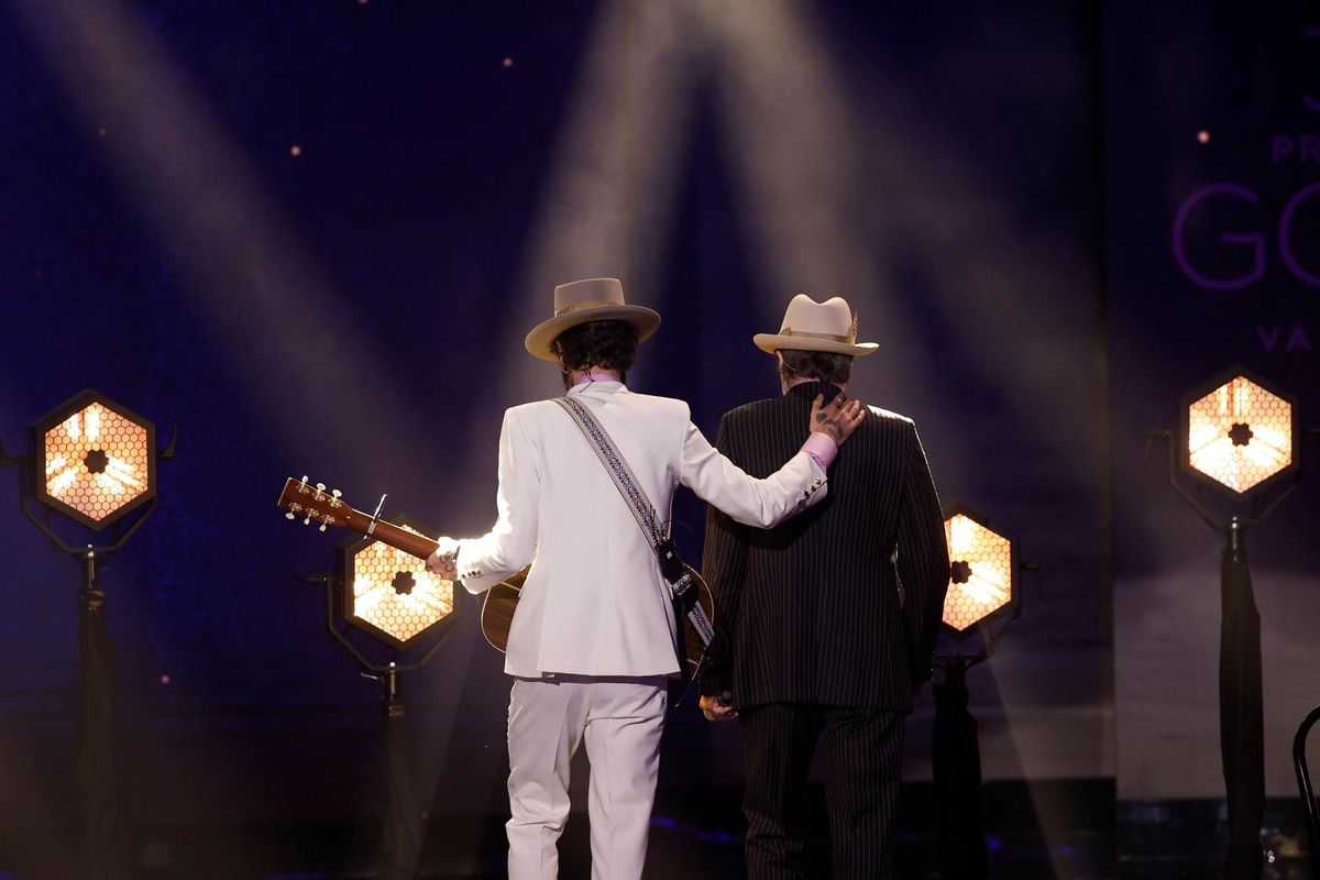 Sabina y Leiva interpretan Tan joven y tan viejo en la gala de los Goya