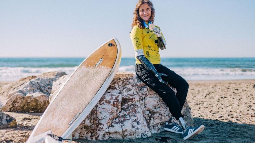 Sarah Almagro, con la medalla de subcampeona del Mundo, en una playa de Marbella.