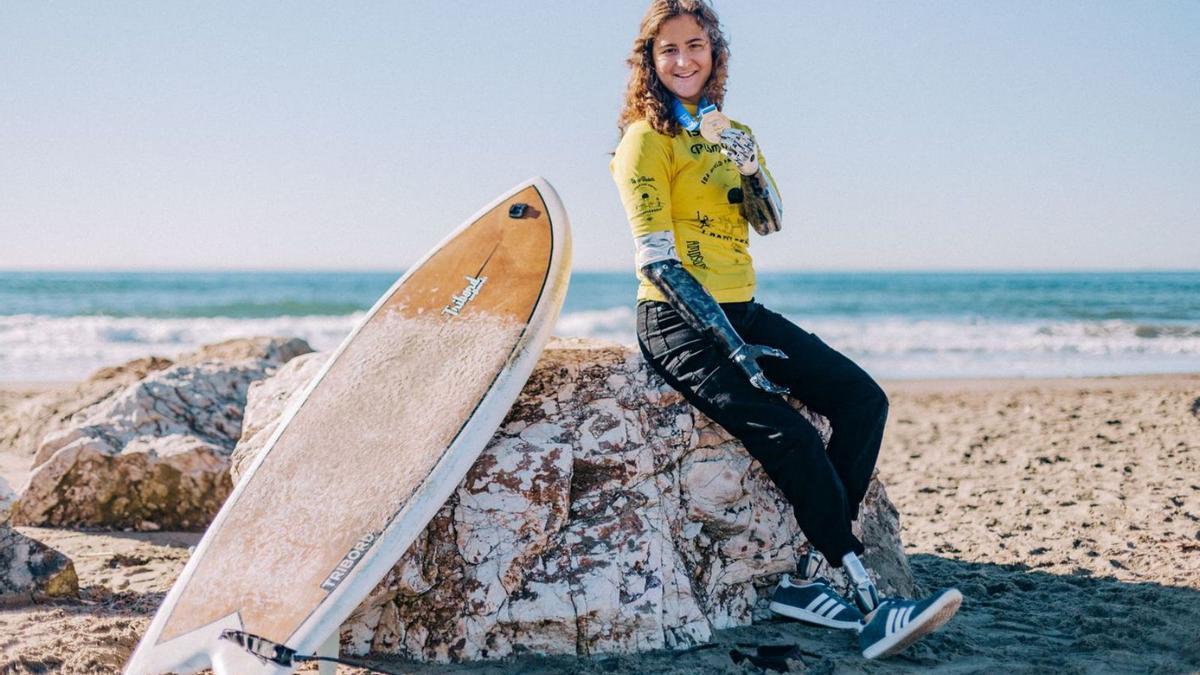 Sarah Almagro, con la medalla de subcampeona del Mundo, en una playa de Marbella. | L.O.