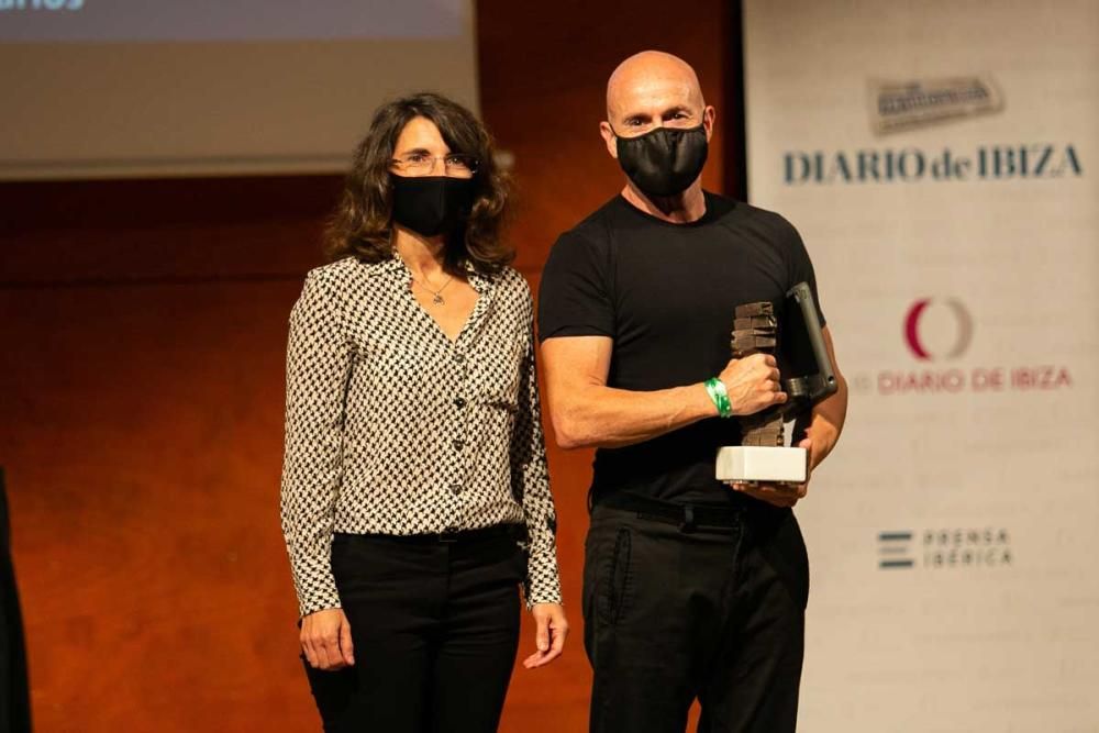 Cristina Martín (directora de Diario de Ibiza) y Marco Martín, impulsor de Carritos Solidarios, con el Premio a la Solidaridad.