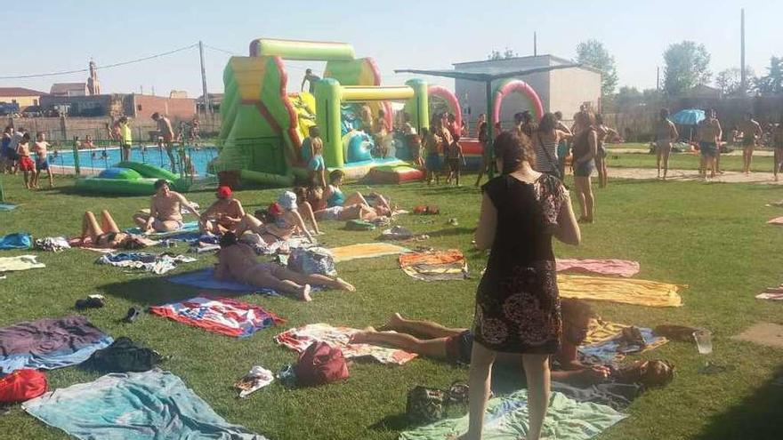 La piscina de Manganeses de la Lampreana completamente llena el pasado verano.