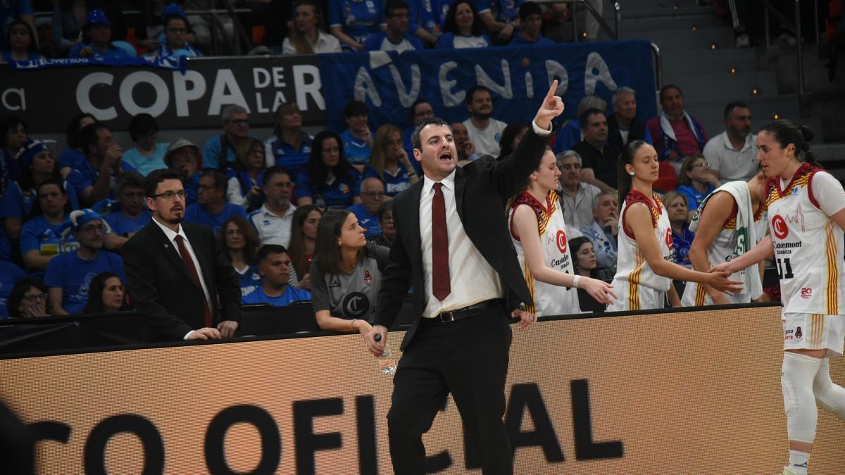 Carlos Cantero da indicaciones a sus jugadoras en el encuentro ante el Valencia Basket.