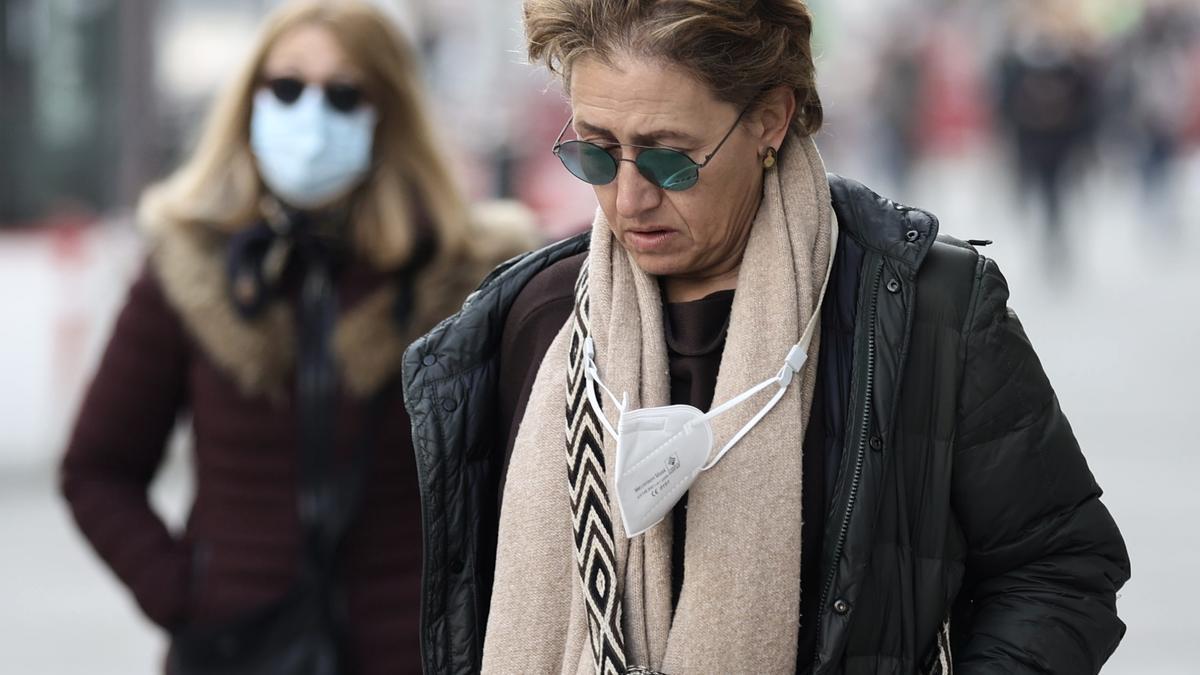 Una mujer camina por la calle sin mascarilla, a 4 de febrero de 2022, en Madrid (España).