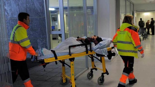Un paciente llega en camilla al servicio de urgencias del HUCA.