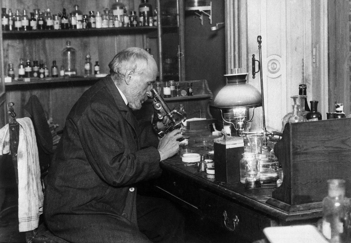 Ramón y Cajal trabajando en el laboratorio de la Facultad de Medicina de la calle Atocha.