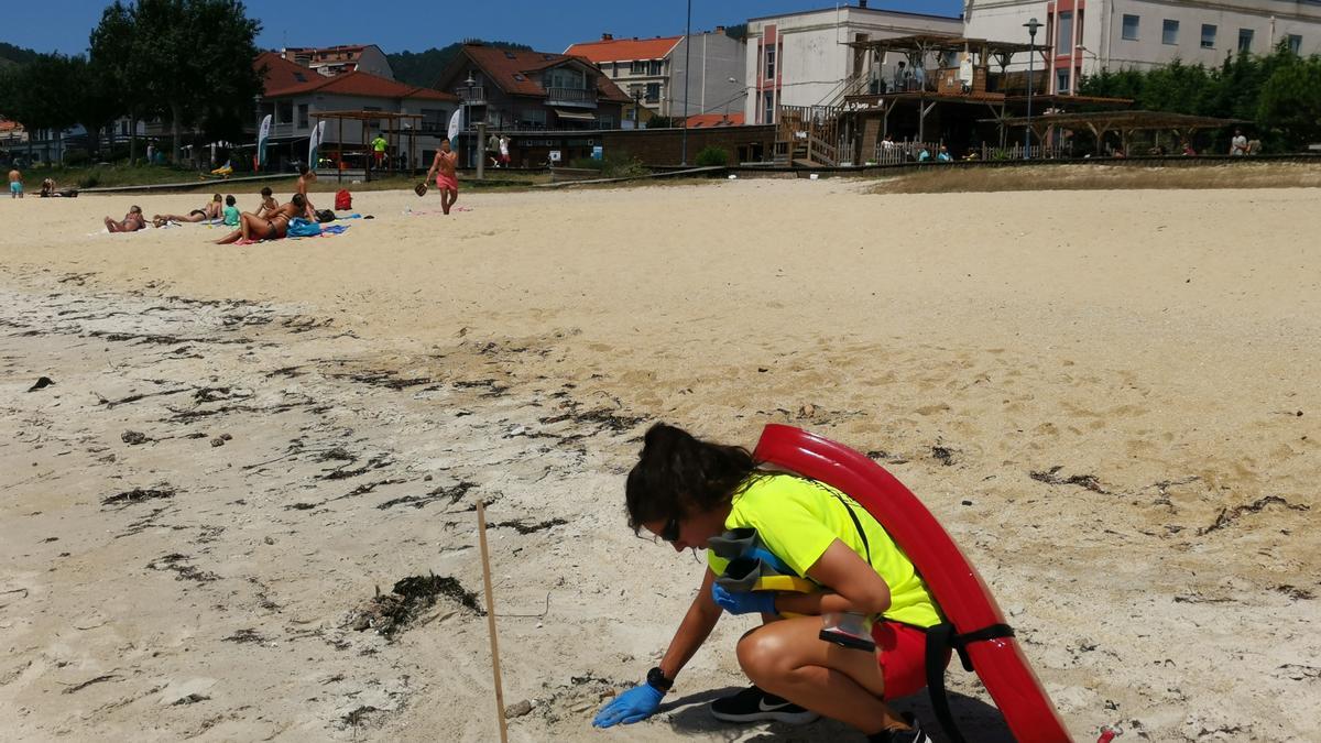 Los socorristas recogen restos de vertidos en Rodeira.